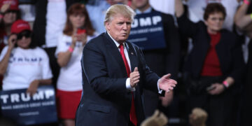 Trump - bibler vurderes i innkjøp for klassrerom i Oklahoma
