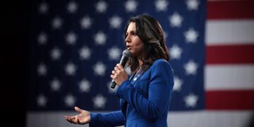 Donald Trump har sendt sjokkbølger gjennom Washington. Hans valg av Tulsi Gabbard som ny direktør for nasjonal etterretning har tent en storm av debatt.